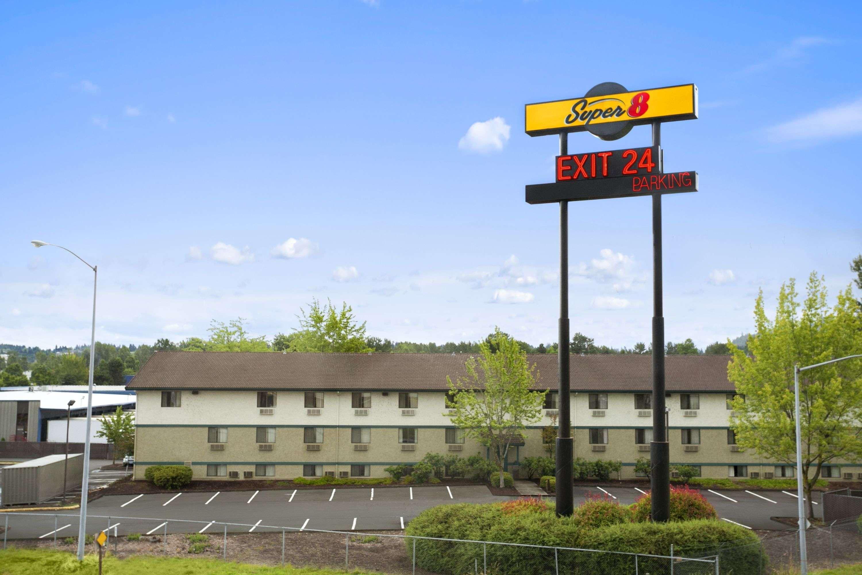 Super 8 By Wyndham Airport Hotel 2*