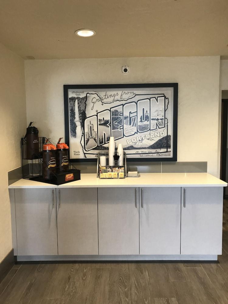 Super 8 By Wyndham Airport Portland