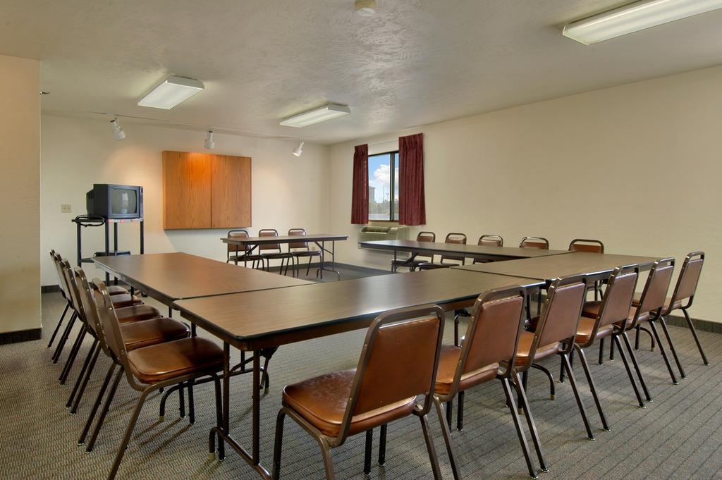 Super 8 By Wyndham Airport Hotel