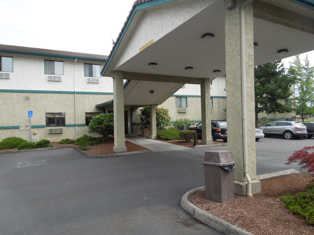 Super 8 By Wyndham Airport 2*