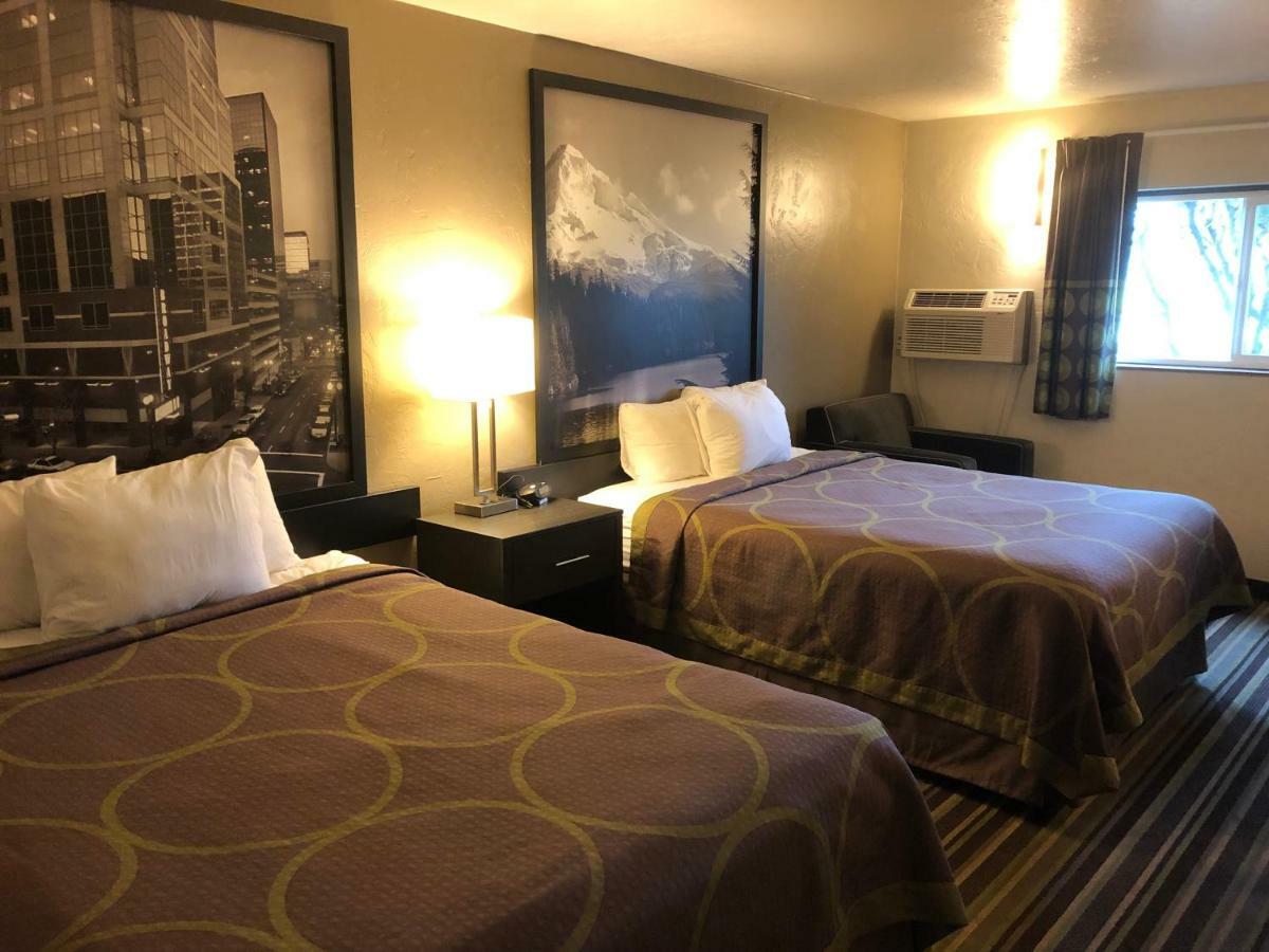 Super 8 By Wyndham Airport