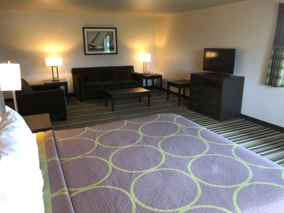 Super 8 By Wyndham Airport Hotel