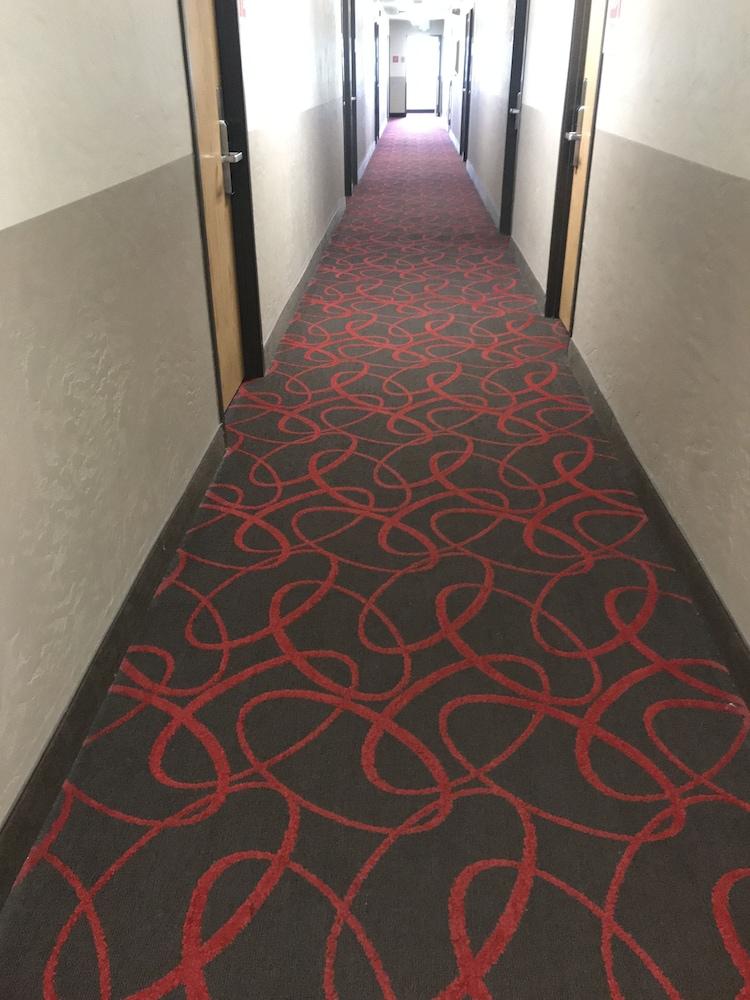 Super 8 By Wyndham Airport 2*