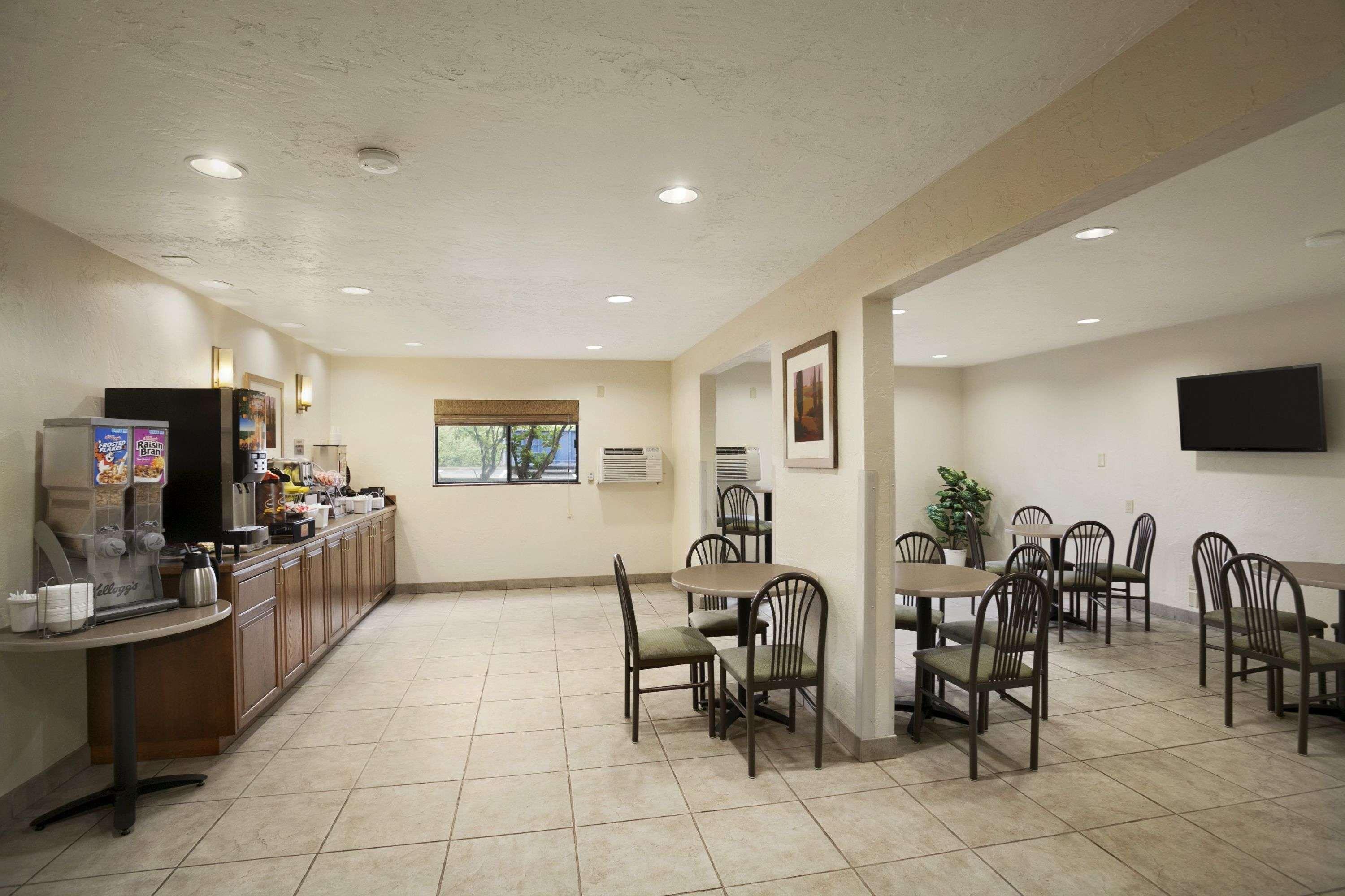 Super 8 By Wyndham Airport Hotel 2*
